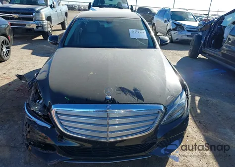 2015 Mercedes-Benz C 300 Luxury z USA, uszkodzony, nr VIN 55SWF4JB5FU061126